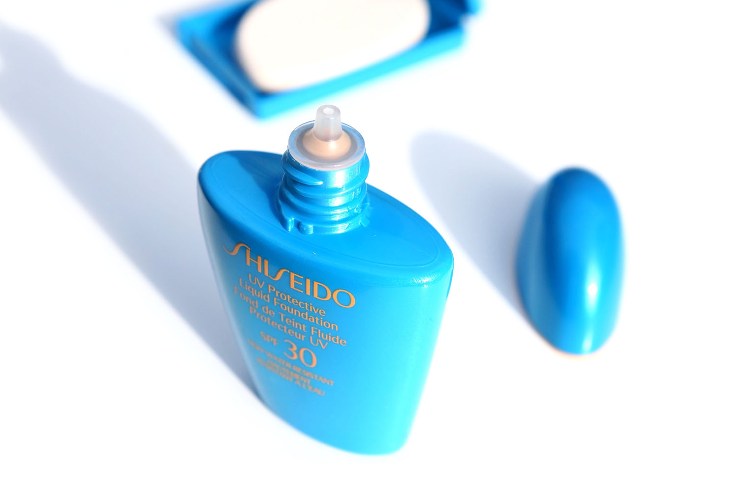 Machiajul atingere la soare cu Fondul de ten UV Protective Liquid Foundation de la Shiseido